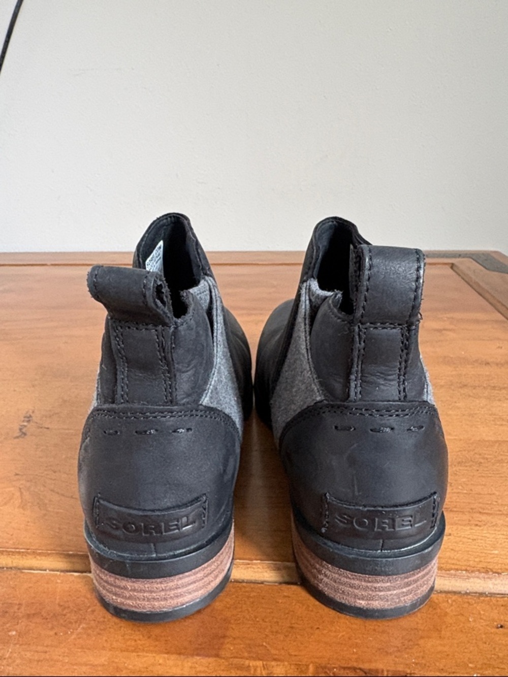 Sorel Emelie Black Chelsea Leather Boots with Gray Elastic Panel Size 7.5 - Picture 4 of 13